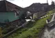Accident bizar: un bărbat din Cluj a "zburat" cu Mercedes-ul pe acoperişul unei case