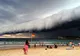 Nori apocaliptici la plajă. Turiștii au crezut că vine un tsunami și au alergat spre hoteluri