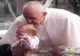 Sărutul miraculos al Papei Francisc. Tumoarea inoperabilă a unei fetițe s-a micșorat în mod uimitor