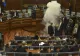 Gaze lacrimogene și spray paralizant în parlamentul din Kosovo. Protest faţă de acordul cu Serbia