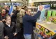 Românii vor cumpăra cel puțin două-trei produse de Black Friday. Cine face această estimare