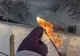 Și-a dat foc, apoi a sărit de pe bloc. Finalul este incredibil! Trecătorii au înmărmurit