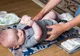 A vrut să-i schimbe scutecele fiicei lui, dar ceva groaznic s-a întâmplat. Mama copilului, şocată