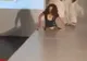 Râzi pe săturate. Frumoase şi elegante, dar filmate în timp ce cădeau pe podium 
