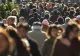 Românii, tot mai puţin şi mai bătrâni. Trăiesc în cele mai mici case din Uniunea Europeană