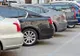 A parcat şi s-a dus la lucru. Când s-a întors, ştergătoarele erau rupte şi pe parbriz era un bilet