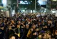 Au dat câte o foaie protestatarilor din București. Oamenii au plâns când au văzut ce scria pe ea