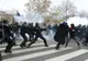 Protest cu mii de oameni la Paris. Poliţia a intervenit cu gaze lacrimogene. 100 au fost arestaţi