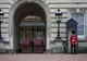 Alertă de securitate lângă Palatul Buckingham. Zona a fost evacuată din cauza unui pachet suspect