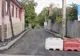 Asfaltare în bătaie de joc. Trotuare foarte înguste şi borduri lipite de gard 