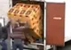 Moment de tot râsul surprins pe camerere de luat vederi. Ce fac doi muncitori cu un camion cu bere