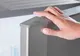 A deschis uşa unui frigider vechi, depozitat în garaj. Ce a găsit înăuntru e uluitor