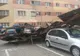 Vântul puternic a făcut pagube în Alba-Iulia. Acoperişul unui bloc, prăbuşit peste mai multe maşini