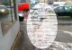Imaginea zilei. Cum a curăţat o tânără gheaţa şi zăpada de pe trotuar, la Cluj