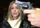 Moment şocant în direct la TV: Un bărbat scoate o armă în faţa unei reportere