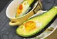 A tăiat un avocado și a turnat ouă în gaura lăsată de sâmbure. Secretul pentru un mic dejun sănătos