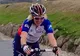 Se plimba cu bicicleta şi a intrat cu roata într-o groapă din asfalt. Finalul e tragic