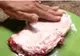 Aplică bicarbonat de sodiu pe carnea crudă. Trucul va schimba total modul de preparare al fripturii