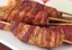 Înveleşte cartofii tăiaţi felii în bacon. O idee genială pentru o reţeta simplă