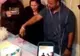 Era aniversarea lui. A tăiat prima felie din tort, apoi a leșinat.Când a văzut ce era în el, a plâns