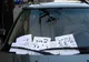 A găsit un bilet pe mașina parcată pe locul altcuiva. Când l-a citit, a intrat în panică. Ce scria