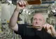 Cum joacă astronauţii ping pong în spaţiu. Demonstraţia VIDEO făcută de Scott Kelly
