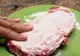 Adaugă bicarbonat de sodiu pe carnea crudă. Toţi trebuie să încercăm asta