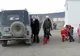 N-o să-ţi vină să crezi: cum încap 35 de copii şi 3 adulţi într-o maşină de teren - VIDEO uimitor