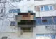 Când vecinii s-au uitat la etajul 2 au încremenit: un balcon nemaivăzut apăruse peste noapte
