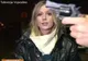 A ridicat arma în fața unei jurnaliste. Ce a urmat? Totul a fost transmis în direct, la televizor