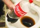 A turnat o sticlă de Coca-Cola în vasul de toaletă. Ce s-a întâmplat apoi e de necrezut!