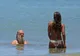 Lumea care venise la plajă a încremenit când i-a văzut! De ce umblă cu el. Răspunsul neașteptat