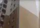 Momentul șocant surprins în imagini. Ce se întâmplă cu acest bloc, lovit de o furtună puternică