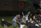 Detaliul înspăimântător apărut într-o fotografie a unui grup de prieteni. Ce înseamnă
