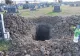 Mormântul s-a deschis și a ieșit târâș un om slab și murdar. Oamenii din cimitir l-au recunoscut