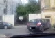 Imagini virale. De câte ori loveşte o şoferiţă din Arad o maşină ca să vireze dreapta