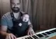 Videoclip vizionat de 37 de milioane de ori: cum îşi adoarme un tată fiul în mai puţin de un minut