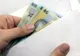 A găsit pe jos un plic în care se aflau bani şi o factură. Ce a făcut apoi depăşeşte imaginaţia