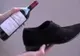 Poţi să deschizi o sticlă de vin fără un tirbuşon?