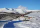 Turiști înzăpeziți pe Transalpina. În autoturism se află 3 persoane, între care un copil