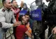 Sute de refugiați au forțat granița Macedoniei. Poliția a folosit gaze lacrimogene
