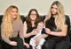 Pare o poză de familie obișnuită. Părinții lor se îngrozesc când o privesc.Ascunde un secret rușinos