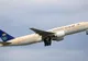 Pilotul unui avion cu 220 de pasageri la bord a murit în timpul zborului 