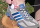 Ştiţi la ce folosesc găurile mici, din vârful adidaşilor, din zona şnururilor? Inovaţie super-utilă