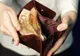 Ce ai face dacă ai găsi pe stradă 6.000 de euro? Iată cum au reacţionat doi orădeni