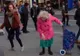 Cum a cucerit o bătrână inimile tuturor. S-a oprit pe stradă şi a făcut ceva incredibil