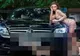 A vrut să-și facă o poză sexy pe capota unei mașini. Detaliul de care nu a ţinut seamă. Toţi au râs!