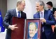 Premierul Cioloş i-a dat lui Donald Tusk o caricatură pentru a-şi "descreţi fruntea"