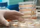 Pas IMPORTANT în lupta cu COVID-19: Terapie cu anticorpi a AstraZeneca, autorizată în SUA pentru a preveni infecția. Cui se RECOMANDĂ