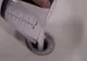 A turnat o cană plină cu sare în chiuvetă. Motivul este ingenios